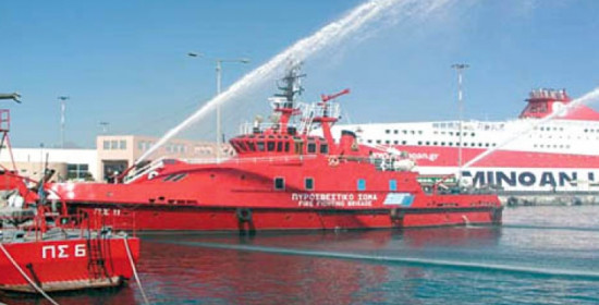 Πάτρα: Ανοχύρωτο σε ενδεχόμενο φωτιάς το λιμάνι – Απομακρύνουν το πυροσβεστικό πλοιάριο "Πετράκης"
