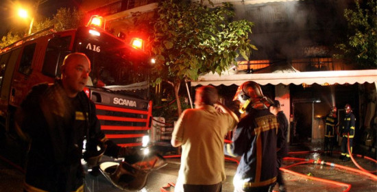 Τραγωδία στο Παλαιό Φάληρο: Δύο νεκροί από πυρκαγιά σε τριώροφο κτίριο