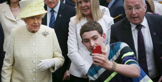Χαμός στην Αγγλία με τον πιτσιρικά που «έσπασε» τα μέτρα ασφαλείας και έβγαλε μια selfie με τη Βασίλισσα Ελισάβετ