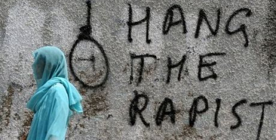 Ινδία: Δικαστήριο καταδίκασε σε θάνατο 3 άνδρες για τον βιασμό και τη δολοφονία μιας νεαρής γυναίκας