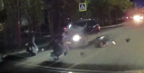 Βίντεο-σοκ: Αυτοκίνητο παρασύρει τέσσερις νεαρούς που περνάνε από διάβαση πεζών
