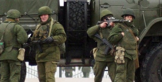 Με το δάχτυλο στη σκανδάλη οι Ρώσοι στρατιώτες, έξω από στρατόπεδα της Κριμαίας