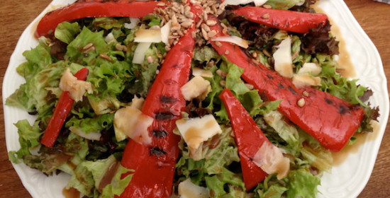 Η συνταγή της ημέρας: Πράσινη σαλάτα με ψητές πιπεριές Φλωρίνης