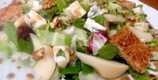 Η συνταγή της ημέρας: Πράσινη σαλάτα με αχλάδι και γκοργκοντζόλα