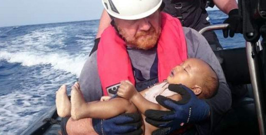 Ο "νέος Αϊλάν" -Σοκ από φωτογραφία νεκρού προσφυγόπουλου που πνίγηκε στη Μεσόγειο
