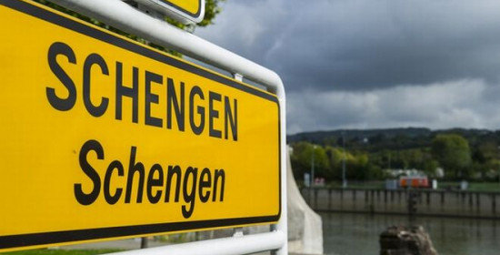 Κομισιόν: Να παραμείνει η ζώνη Σένγκεν και να βοηθηθεί η Ελλάδα 