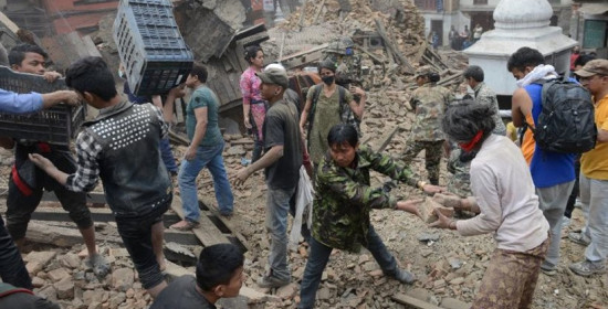 Απέραντο νεκροταφείο το Νεπάλ: Ξεπέρασαν τους 1.900 οι νεκροί