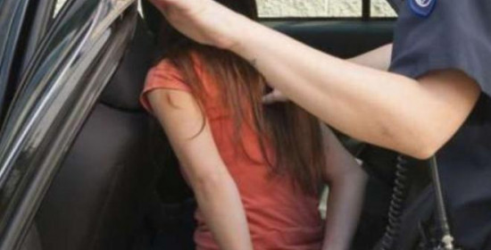 Πανελλήνια διάσταση έλαβε η σύλληψη της 13χρονης για παραεμπόριο στην Ναύπακτο - Τί υποστηρίζει η πλευρά της Αστυνομίας: "Δεν φόρεσαν χειροπέδες στο κορίτσι"