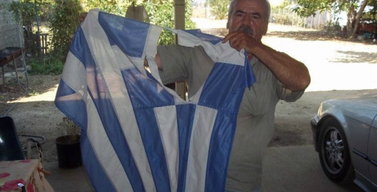 Νεοχώρι Κυλλήνης: Αναβλήθηκε η δίκη για τη σκισμένη σημαία του χωριού