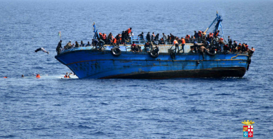 Εικόνες-σοκ: Η στιγμή της ανατροπής σκάφους με 550 μετανάστες στη Μεσόγειο