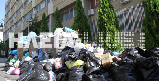 Πύργος: Ζητούν να απομακρυνθούν οι κάδοι σκουπιδιών από τις εισόδους του Διοικητηρίου 