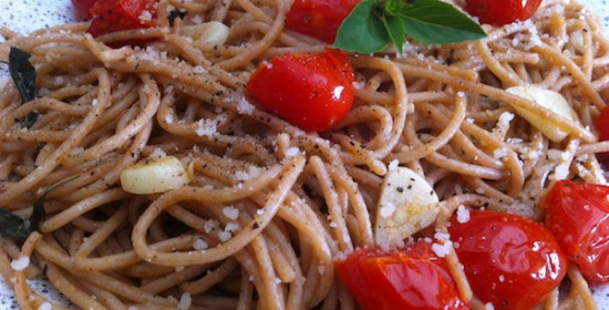 Η συνταγή της ημέρας: Σπαγγέτι με τοματίνια, σκόρδο και βασιλικό 