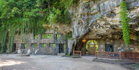 Το σπίτι-σπηλιά στο Αρκάνσας - Πολυτελής διαμονή μέσα σε ένα βουνό