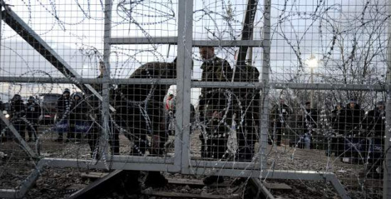 Guardian: Η Κομισιόν απειλεί την Ελλάδα με έξοδο από την Σένγκεν 
