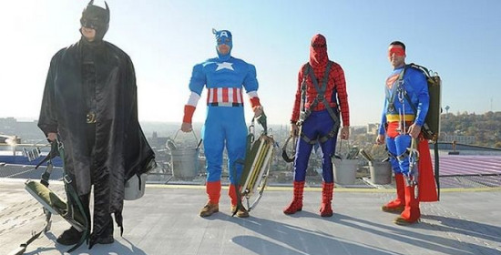 Ο Batman, ο Superman και ο Spiderman καθαρίζουν παράθυρα νοσοκομείου