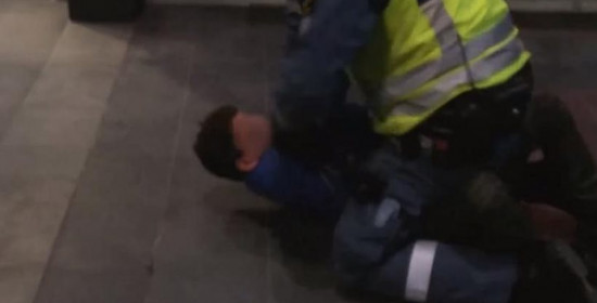 Βίντεο-σοκ: Σουηδός αστυνομικός χτυπά στο τσιμέντο το κεφάλι 9χρονου μετανάστη