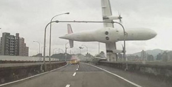 Απίστευτο: Κάμερα κατέγραψε τη στιγμή πτώσης αεροσκάφους σε ποταμό της Ταϊβάν – Σε εξέλιξη επιχείρηση διάσωσης 