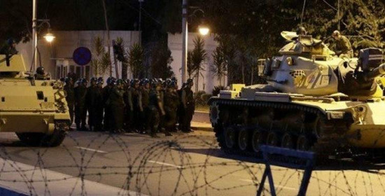 Πραξικόπημα στην Τουρκία: Στρατός και άρματα μάχης στους δρόμους (LIVE)