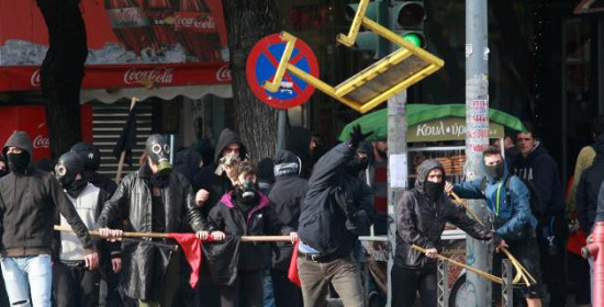 Σοβαρά επεισόδια και καταστροφές στην πορεία για τον Γρηγορόπουλο στη Θεσσαλονίκη