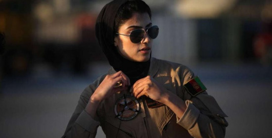 Θηλυκό . . . "Top Gun": Η ωραιότερη πιλότος στον κόσμο είναι Αφγανή!
