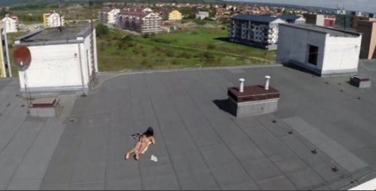 Ηδονοβλεψίας γείτονας καταγράφει με drone νεαρή που κάνει ηλιοθεραπεία topless