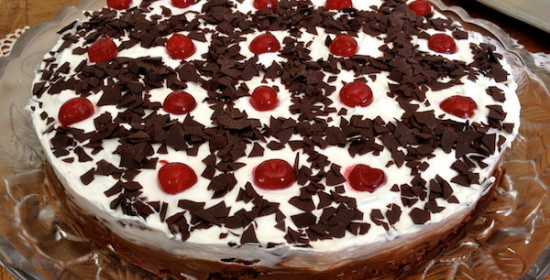 Δίχρωμη τούρτα με γεμιστά μπισκότα σοκολάτας