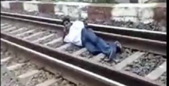 Πέρασε από πάνω του τρένο και εκείνος χαιρετούσε την κάμερα! (video) 