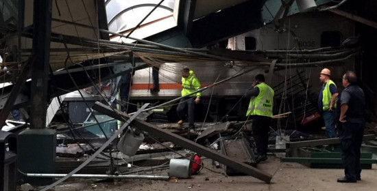 ΗΠΑ: Τρένο "εισέβαλε" σε αποβάθρα - Τρεις νεκροί και 100 τραυματίες