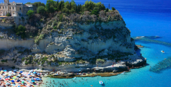 Η παραλιακή πόλη της Μεσογείου που ζαλίζει με την «παρανοϊκή» της ομορφιά - Μεσαιωνική καστροπολιτεία και νερά Καραϊβικής