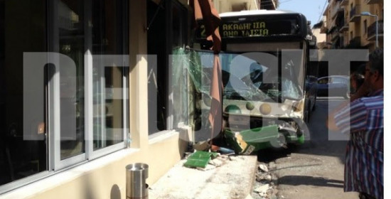 Λεωφορείο έπεσε μέρα μεσημέρι σε καφετέρια στου Ζωγράφου! Μια τραυματίας