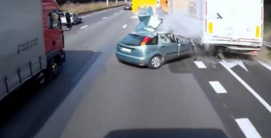 Τρομερό τροχαίο αυτοκινήτου με δύο νταλίκες (video)