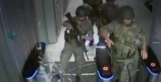 Βίντεο–ντοκουμέντο: Ο στρατός εισβάλει στο τουρκικό κρατικό κανάλι TRT