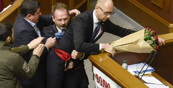 Ουκρανία: Βουλευτής κατεβάζει . . . σηκωτό από το βήμα της Βουλής τον πρωθυπουργό!
