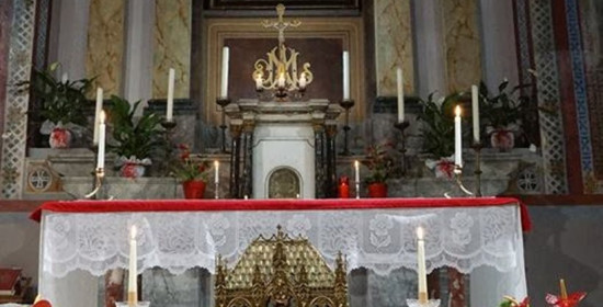 Μυτιλήνη: Κοσμοσυρροή στην λιτανεία των ιερών λειψάνων του Αγίου Βαλεντίνου