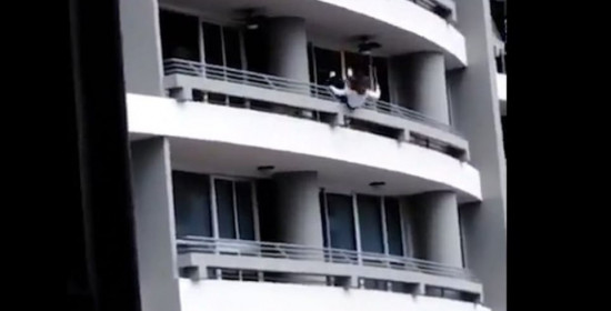 Πορτογαλίδα έπεσε στο κενό από 27ο όροφο κτηρίου ενώ έβγαζε selfie - Το βίντεο σοκάρει 