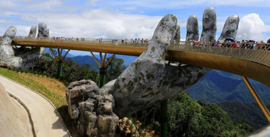 Η ατραξιόν του Βιετνάμ είναι μία χρυσή πεζογέφυρα που τη συγκρατούν γιγαντιαία χέρια