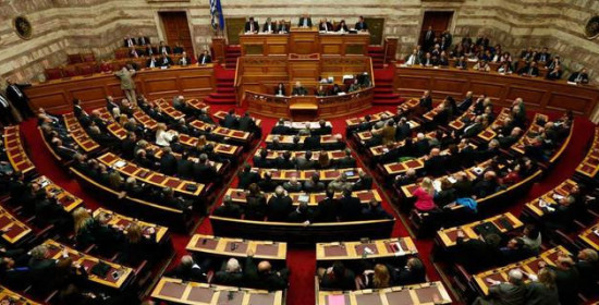 FAZ: Ο ελληνικός λαός έχει μπουχτίσει από το θέατρο που παίζουν οι πολιτικοί του 