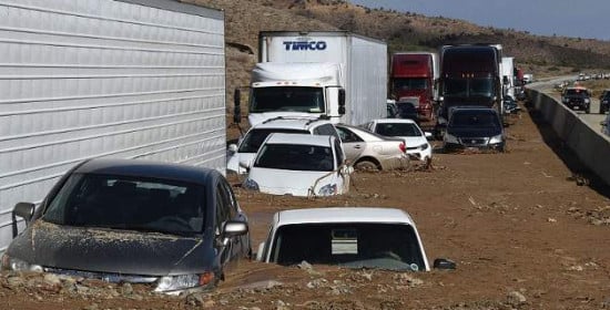 Απέραντος βούρκος η Καλιφόρνια - Δεκάδες οχήματα βυθίστηκαν στη λάσπη εξαιτίας κακοκαιρίας