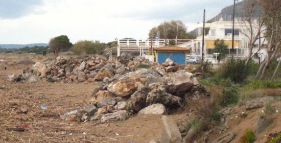 Αποκόλληση και μεταφορά βράχων από τα Ιαματικά Λουτρά του Καϊάφα στην παραλία του Δήμου Ζαχάρως