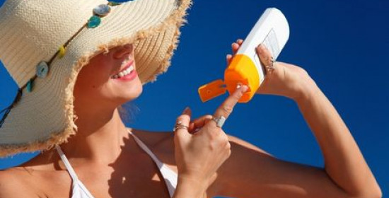 Το καλοκαίρι είναι ο επίσημος εχθρός του δέρματός σου: Πώς θα το διατηρήσεις υγιές