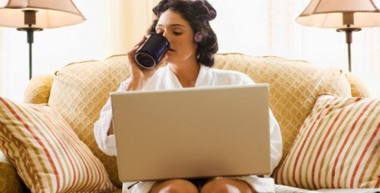 Δουλειά από το σπίτι: 10 ευχάριστα επαγγέλματα που μπορείτε να κάνετε από τον καναπέ σας
