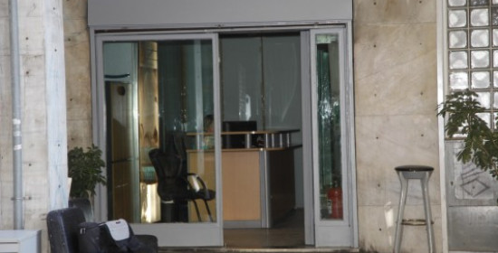 Πυροβολισμοί στα γραφεία του ΠΑΣΟΚ - Στην Χαριλάου Τρικούπη η Αντιτρομοκρατική