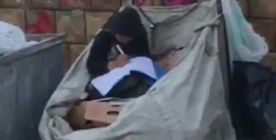 Βίντεο-γροθιά στο στομάχι: Προσφυγόπουλο διαβάζει μέσα σε σακούλα σκουπιδιών