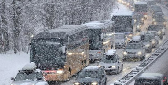 Δεκάδες αυτοκίνητα εγκλωβισμένα λόγω της χιονόπτωσης στη σήραγγα Αρτεμισίου