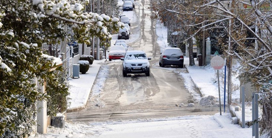 "Άσπρισαν" τα βόρεια προάστια: Παγωμένοι δρόμοι και πολικές θερμοκρασίες