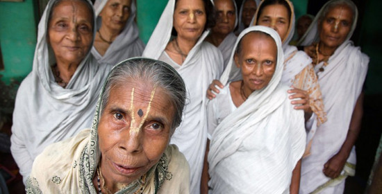 Η πόλη που εξορίζονται οι χήρες της Ινδίας για να πεθάνουν