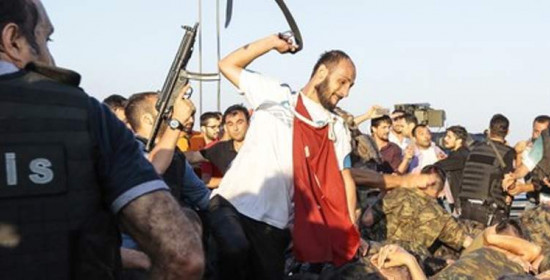 Βαρβαρότητες στην Τουρκία: Λιντσάρουν, μαστιγώνουν, ποδοπατούν στρατιώτες