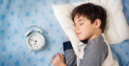 Πώς θα βάλετε μετά τις διακοπές τα παιδιά σε πρόγραμμα ύπνου