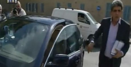 Βίντεο: Κατέβασαν υπουργό από το αυτοκίνητό του για να το κατασχέσουν