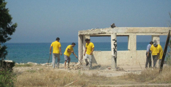 Ζαχάρω: Εμπορικός σύλλογος και εθελοντές καθάρισαν την παραλία
